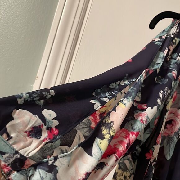 A. Byer floral cold open 3/4 sleeve keyhole neck and back w gold metal detail M - Picture 6 of 12